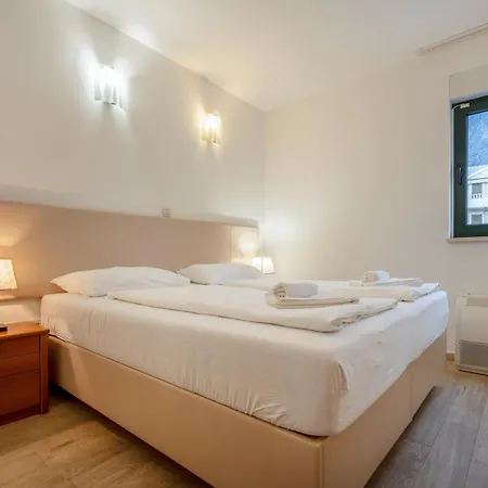 Lucija Makarska-first Row To The Sea