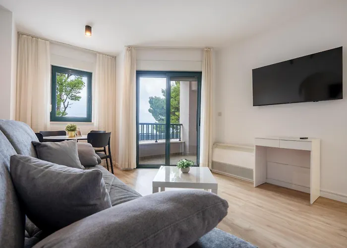 Lucija Makarska-first Row To The Sea *