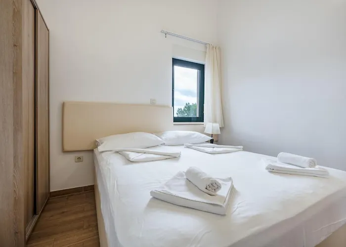 Lucija Makarska-first Row To The Sea Makarska