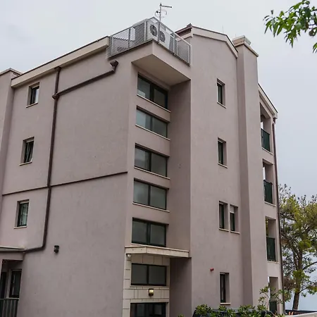 Apartment Lucija Makarska-first Row To The Sea
