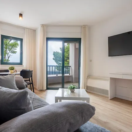 Lucija Makarska-first Row To The Sea *