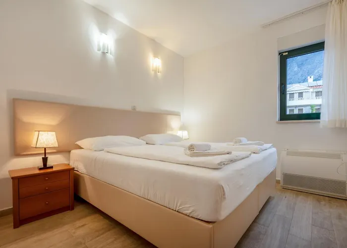 Lucija Makarska-first Row To The Sea