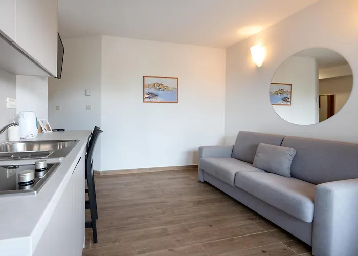 Lucija Makarska-first Row To The Sea *