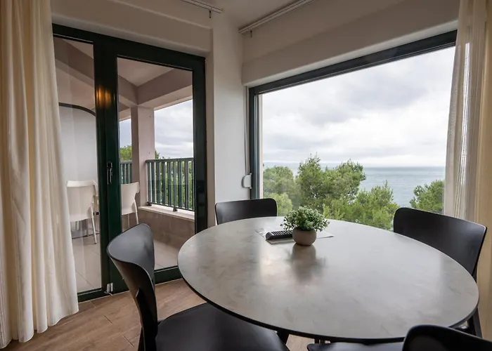 Lucija Makarska-first Row To The Sea *